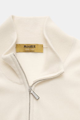 Close-up front view of the Moorer Cashmere troyer 'Terni-WY' cream, showcasing the fine knit pattern, troyer collar with zipper, and soft, pure cashmere fabric. 

Description: 
<p>Luxurious comfort in perfection: This troyer by MOORER is made from exclusi