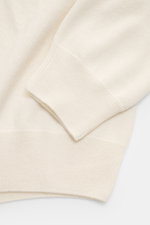 Close-up from above of the sleeve and hem of the Moorer Cashmere troyer 'Terni-WY' cream, showing pure cashmere and fine knit pattern.

<p>Luxurious comfort in perfection: This troyer by MOORER is made from exclusive cashmere with particularly long fibers