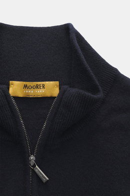 Close-up front view of the navy Moorer Cashmere troyer 'Terni-WY' featuring pure cashmere, soft feel, fine knit pattern, slim fit, typical troyer collar with zipper, and flexible rib cuffs. Luxurious comfort in perfection with exclusive cashmere and long 