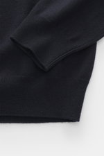 Close-up image from above showing the ribbed cuff and fine knit pattern of the navy Moorer Cashmere troyer 'Terni-WY' made from pure cashmere with soft feel, slim fit, typical troyer collar with zipper, and flexible rib cuffs.