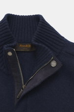Moorer Quarter-zip jumper 'Pienza' navy close-up from above showing stand-up collar with velour leather zipper, ribbed cuffs, soft cashmere-wool blend.