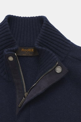 Moorer Quarter-zip jumper 'Pienza' navy close-up from above showing stand-up collar with velour leather zipper, ribbed cuffs, soft cashmere-wool blend.