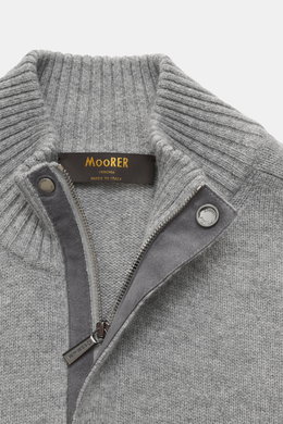 Close-up front view of the Moorer Quarter-zip jumper 'Pienza' grey melange, featuring a stand-up collar with velour leather zipper, fine knit pattern, and ribbed cuffs in a soft cashmere-wool blend.