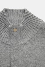 Close-up front view of the Moorer Quarter-zip jumper 'Pienza' grey melange, showing the soft cashmere-wool fine knit collar with velour leather zipper and ribbed cuffs.