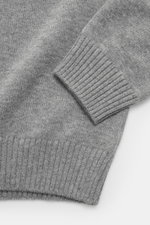 Close-up top-down view of the Moorer Quarter-zip jumper 'Pienza' grey melange showing soft cashmere-wool knit, ribbed cuffs, and fine knit pattern.

Description: <p>Luxurious comfort in perfection: This quarter-zip jumper by MOORER is made from an exclusi