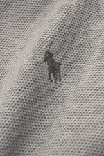 Nahaufnahme des grauen Polo Ralph Lauren Troyer aus reiner Baumwolle mit mittelfeinem Strickbild und tonalem Polospieler-Stitching, Seitenperspektive.