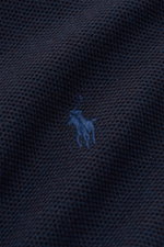 Close-up front view of the Polo Ralph Lauren Troyer navy showing navy cotton fabric with a lightly textured knit and tonal polo player stitching on the chest. <p>Ein Essential für milde Tage: Der Troyer von POLO RALPH LAUREN überzeugt durch hochwertiges B