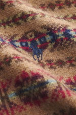 Nahaufnahme aus schräger Perspektive des Polo Ralph Lauren Troyer hellbraun/multicolor gemustert mit Intarsienstrick, Polospieler-Stitching und weichem Griff aus reiner Wolle.