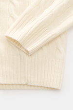 Polo Ralph Lauren Troyer creme in Nahaufnahme von oben, Zopfstrick aus Wolle und Cashmere, Slim Fit, Troyer-Kragen mit Reißverschluss, weicher Griff.
