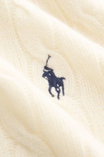 Nahaufnahme des Polo Ralph Lauren Troyer creme im Zopfstrick aus Wolle und Cashmere, tonales Polospieler-Stitching frontal sichtbar.