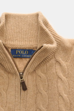 Nahaufnahme des Polo Ralph Lauren Troyer camel aus Zopfstrick, Wolle mit Cashmere, Slim Fit, Troyer-Kragen mit Reißverschluss, weicher Griff.