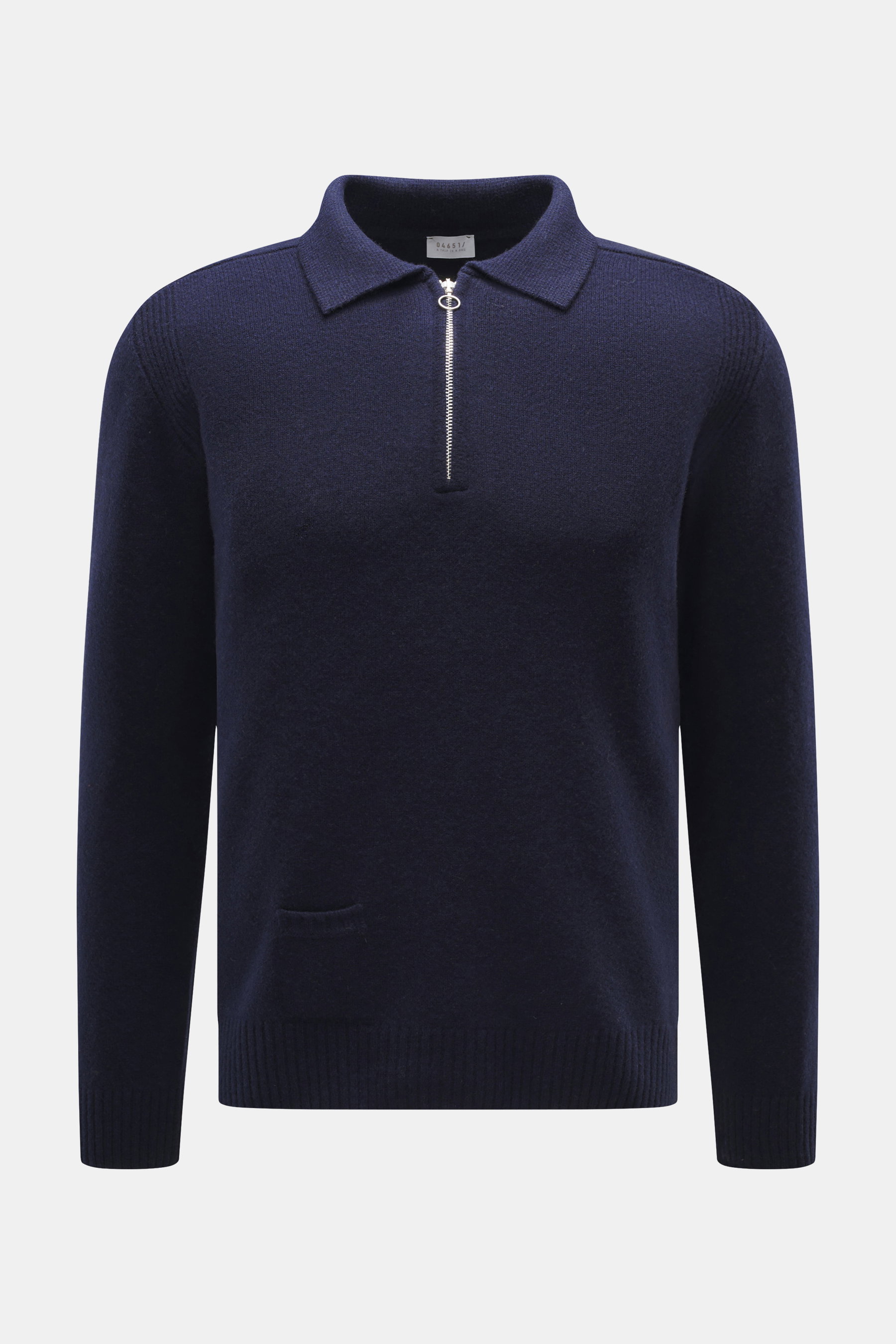 04651/ A trip in a bag Strickpolo navy aus Merinowolle und Cashmere, Slim Fit, feines Strickbild, Polokragen mit Zipper, Rippbündchen, Frontansicht.