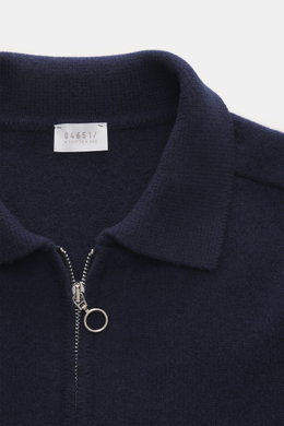 Nahaufnahme des 04651/ A trip in a bag Strickpolo navy von oben, Merinowolle-Cashmere-Mix, Slim Fit, Polokragen mit Zipper, feines Strickbild.