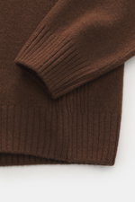 Braunes 04651/ A trip in a bag Strickpolo, Detailfoto von Ärmel und Bund, Merino-Cashmere-Mix, feines Strickbild, Rippbündchen.