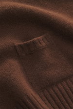 Braunes 04651/ A trip in a bag Strickpolo aus Merinowolle und Cashmere, Detailaufnahme von weichem, feinem Strick mit Rippbündchen.