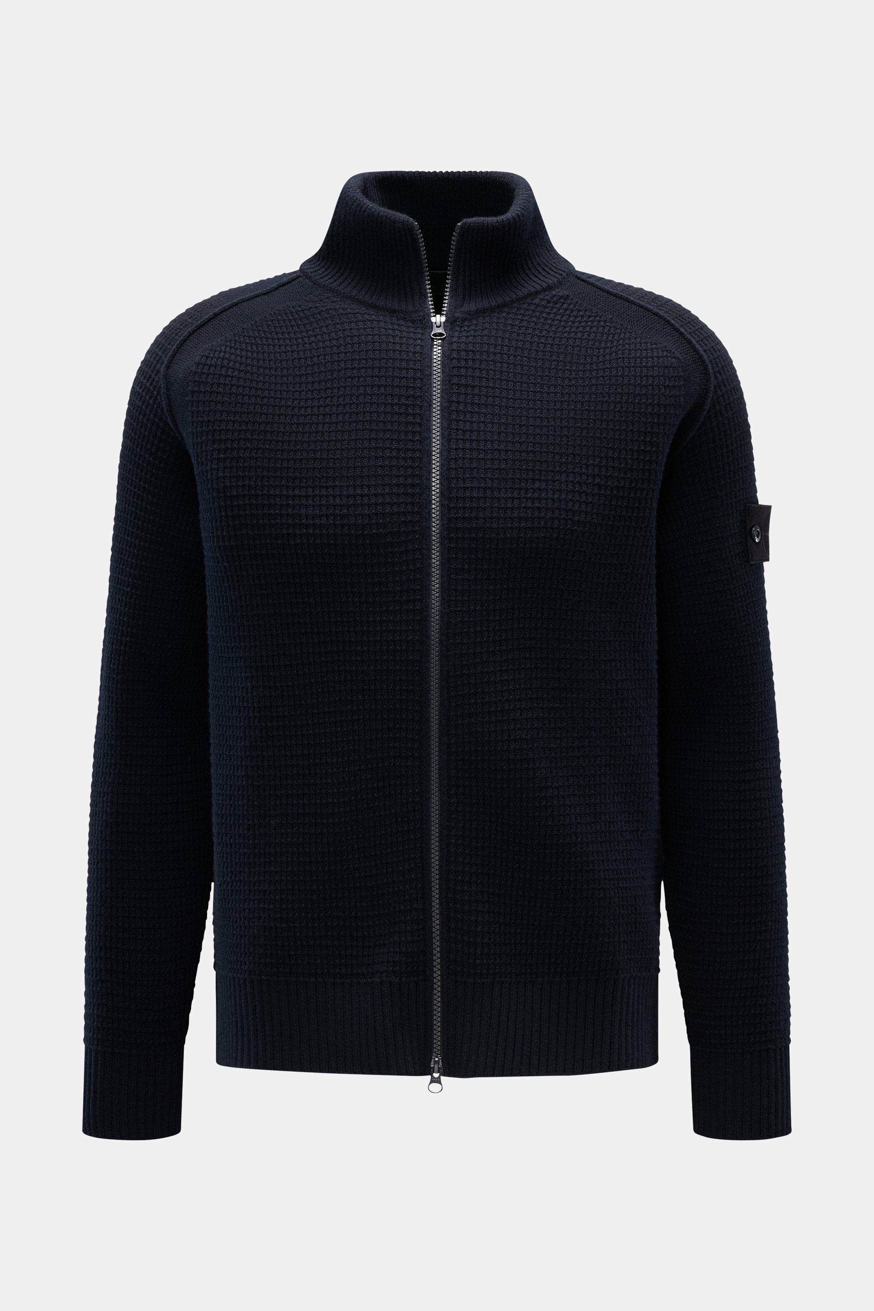 Stone Island Strickjacke 'Ghost Piece' navy, frontale Ansicht, strukturierter Griff, hochschließender Kragen, Zwei-Wege-Reißverschluss, tonales Kompass-Badge, reine Schurwolle