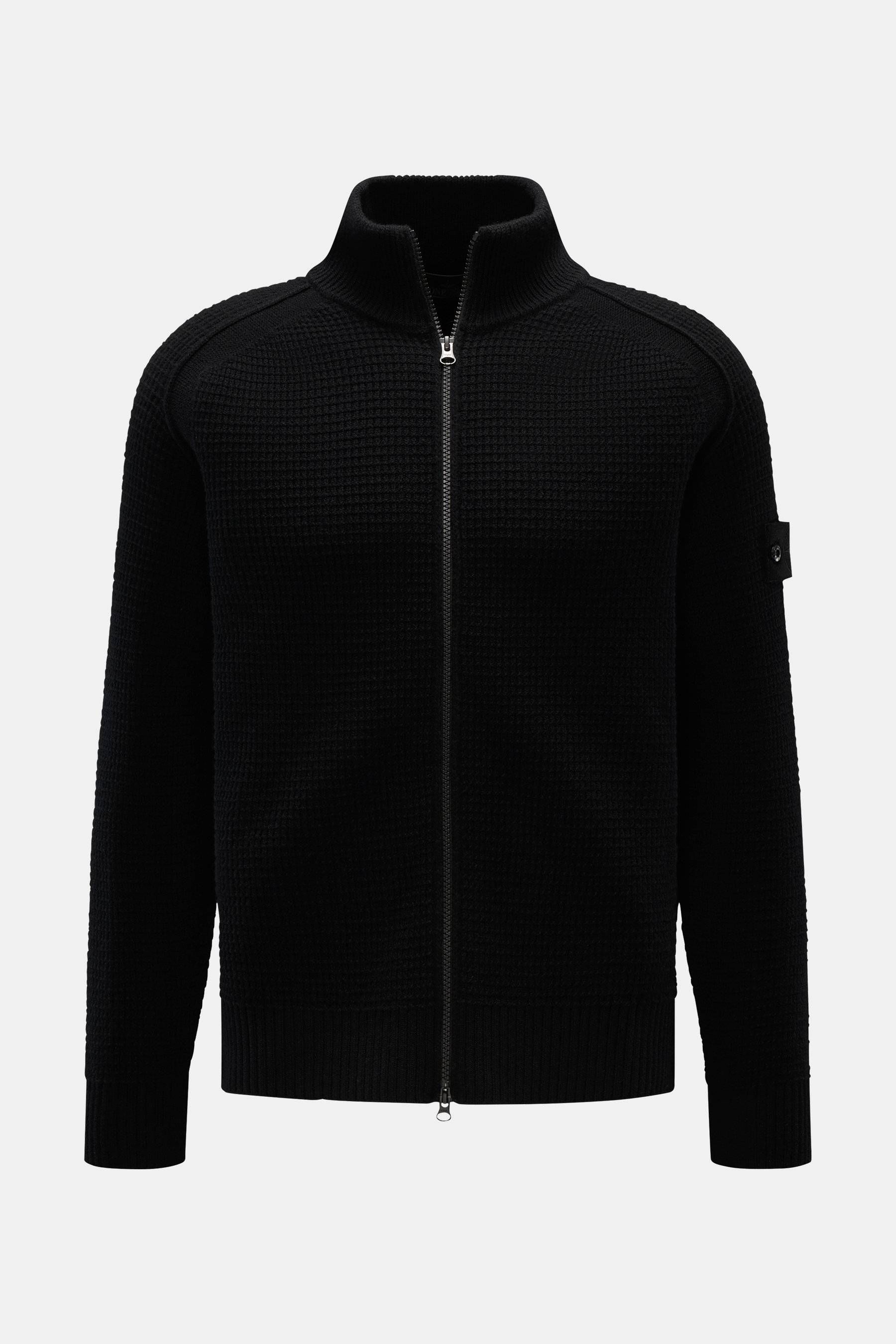 Stone Island Strickjacke 'Ghost Piece' schwarz, frontal mit Zwei-Wege-Reißverschluss, Strukturstrick, Raglanärmel, Kompass-Badge, Schurwolle.