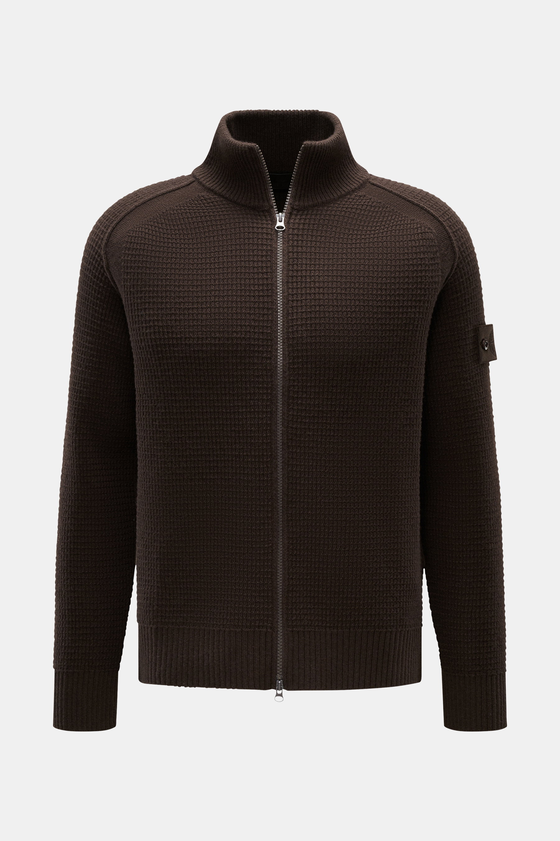 Stone Island Strickjacke 'Ghost Piece' dunkelbraun, aus reiner Schurwolle mit Strukturstrick, tonalem Kompass-Badge, Raglanärmel, Zwei-Wege-Reißverschluss, Frontansicht.