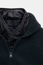 Stone Island Cashmere Strickjacke 'Ghost Piece' navy, Nahaufnahme von vorne, reiner Cashmere, windabweisendes Innenfutter, Kapuze, Slim Fit.