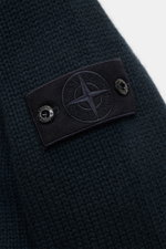 Stone Island Cashmere Strickjacke 'Ghost Piece' navy, Detailaufnahme des tonalen Kompass-Badges auf mittelgrobem Strickbild aus reinem Cashmere.