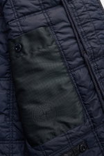 Nahaufnahme der Stone Island Cashmere Strickjacke 'Ghost Piece' navy mit windabweisendem Innenfutter und tonalem Kompass-Badge.