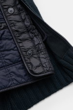 Nahaufnahme der Stone Island Cashmere Strickjacke 'Ghost Piece' navy, zeigt das herausnehmbare, windabweisende Innenfutter aus der Ghost-Kollektion.