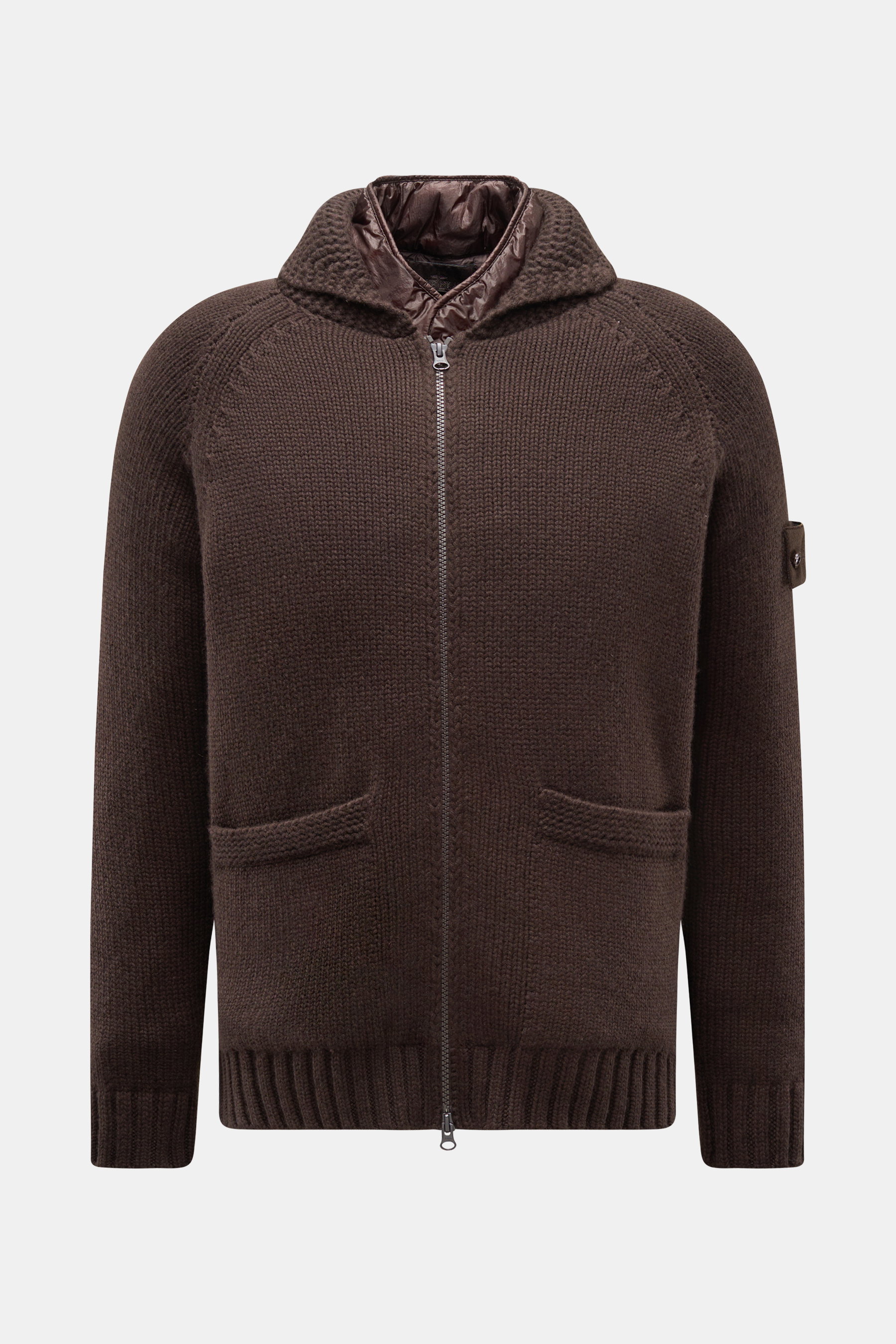 Stone Island Cashmere Strickjacke 'Ghost Piece' dunkelbraun, frontal, mit Kapuze, Zwei-Wege-Reißverschluss, Eingrifftaschen, Slim Fit, reiner Cashmere, windabweisendes Futter.