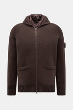Stone Island Cashmere Strickjacke 'Ghost Piece' dunkelbraun, frontal, mit Kapuze, Zwei-Wege-Reißverschluss, Eingrifftaschen, Slim Fit, reiner Cashmere, windabweisendes Futter.