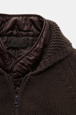 Stone Island Cashmere Strickjacke 'Ghost Piece' dunkelbraun, Detailansicht von oben, reiner Cashmere, Kapuze, Windfutter, Slim Fit, Kompass-Badge.
