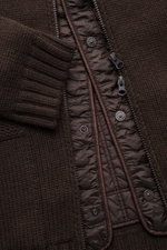 Stone Island Cashmere Strickjacke 'Ghost Piece' dunkelbraun, Detailaufnahme von innen, reiner Cashmere, herausnehmbares Futter, Kapuze.