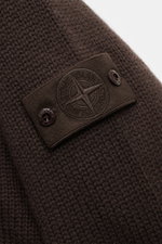 Stone Island Cashmere Strickjacke "Ghost Piece" dunkelbraun, Detailaufnahme des tonalen Kompass-Badges auf mittelgrobem Strick aus reinem Cashmere.