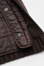 Nahaufnahme der innenliegenden, herausnehmbaren windabweisenden Futter und gerippten Kante der Stone Island Cashmere Strickjacke 'Ghost Piece' dunkelbraun.