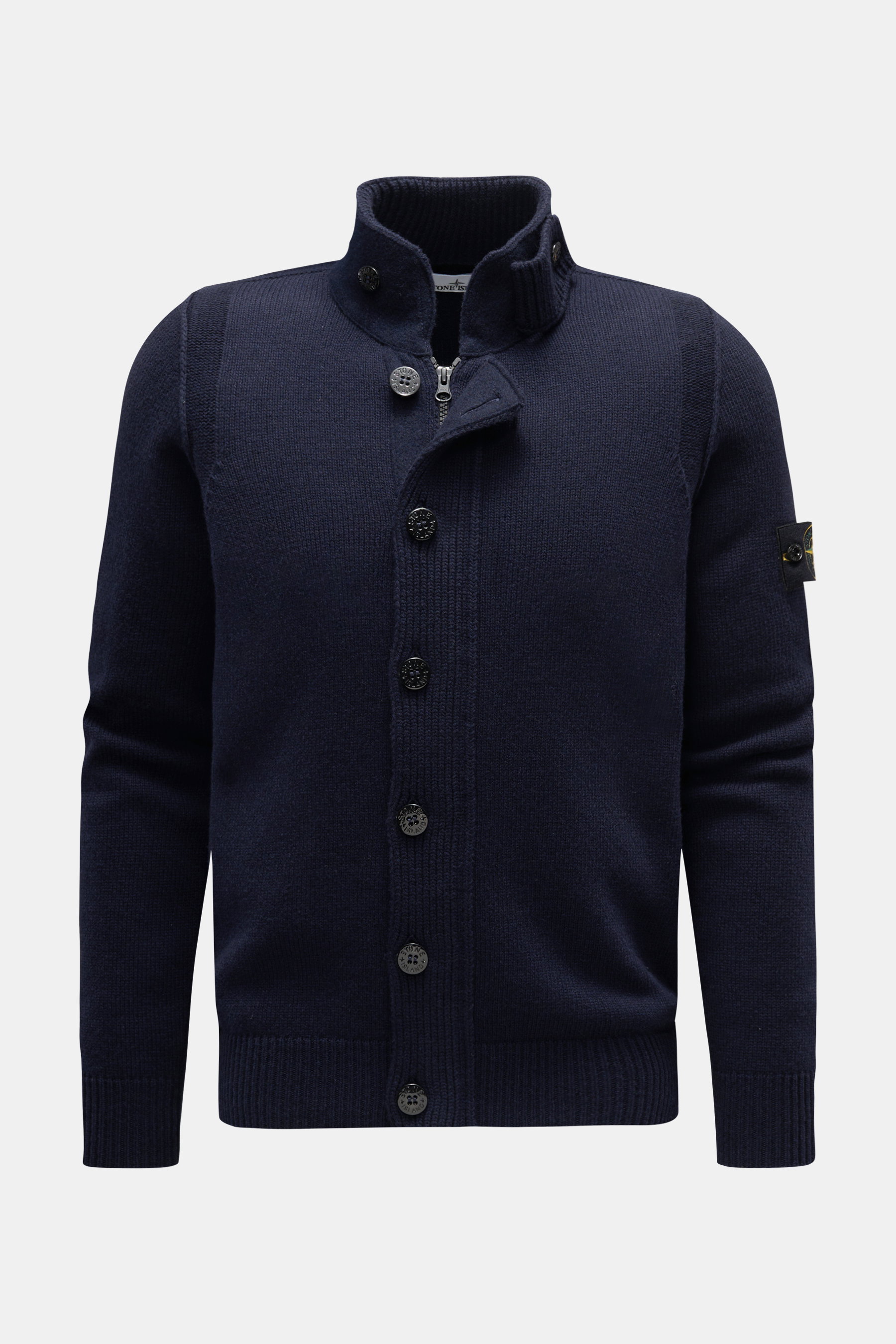 Stone Island Strickjacke 'Lambswool' navy, frontal fotografiert, Slim Fit Wollmix mit Zipper, Knöpfen, Stehkragen, Kompass-Badge und Rippbündchen.