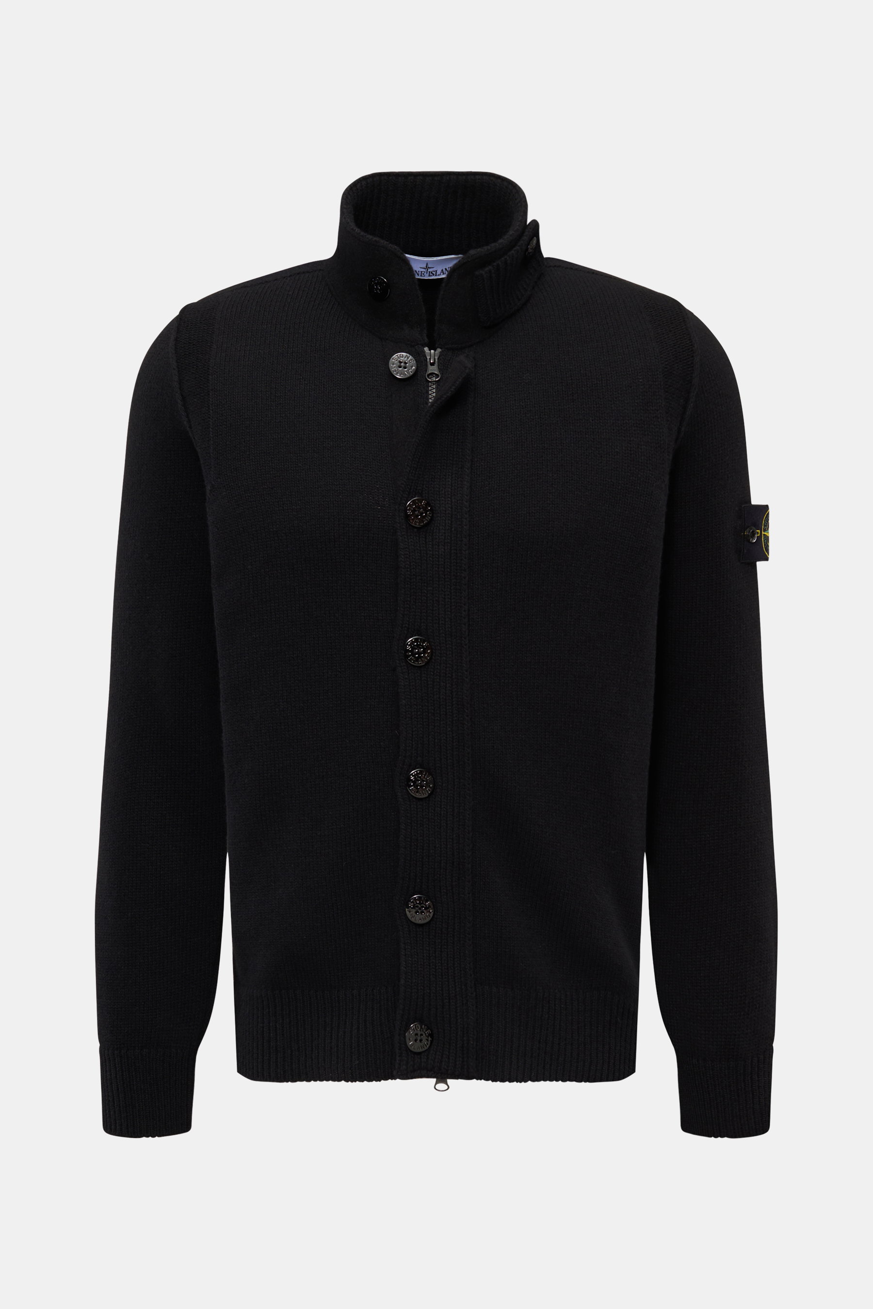 Stone Island Strickjacke 'Lambswool' schwarz, frontale Ansicht, Slim Fit Wollmix mit Zipper, Knöpfen, Stehkragen, Kompass-Badge und Rippbündchen.