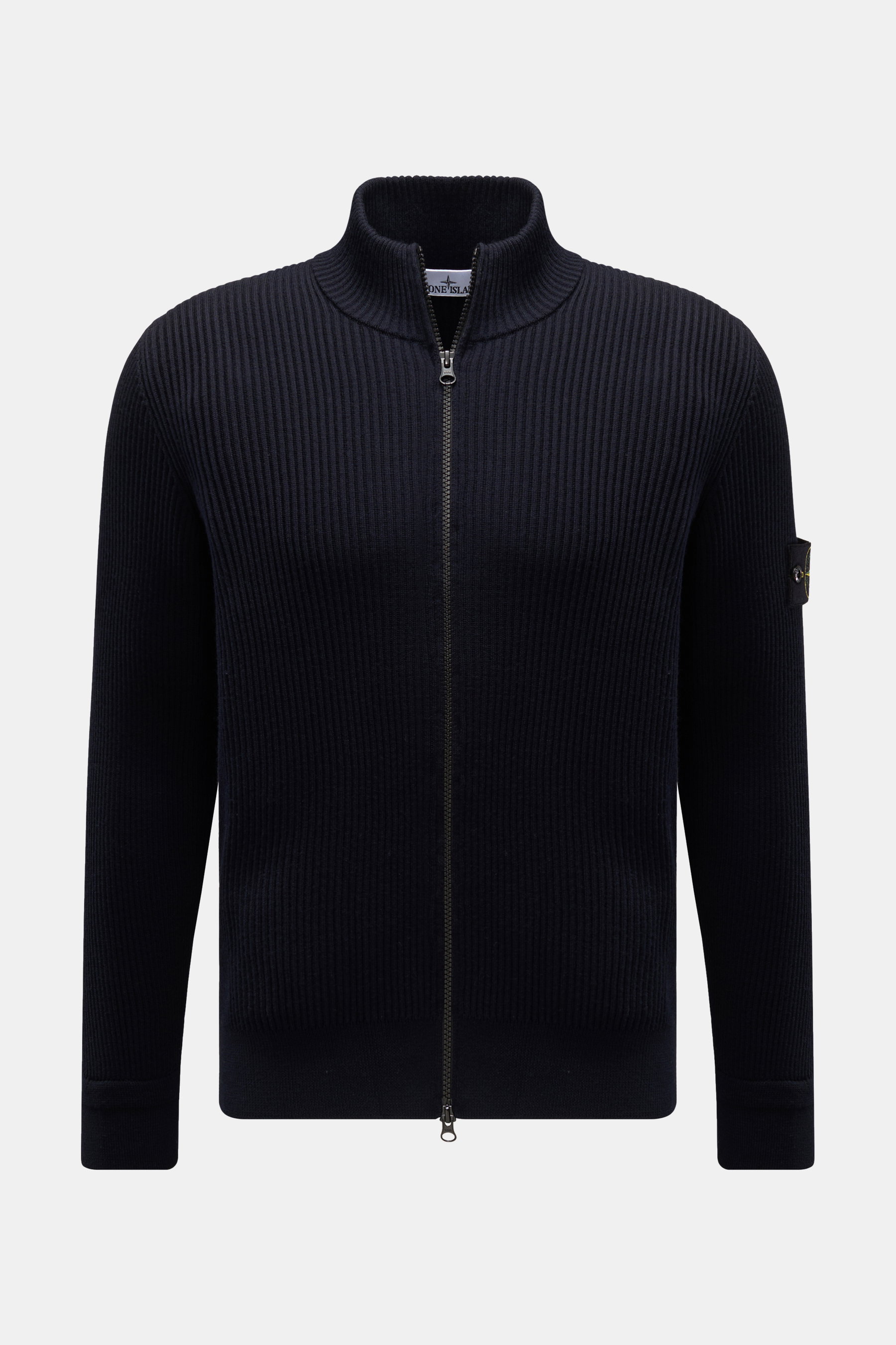 Stone Island Strickjacke dark navy in Frontansicht, Patentstrick aus reiner Wolle, weicher Griff, mittelfeines Strickbild, Slim Fit, Zwei-Wege-Reißverschluss, hochschließender Kragen, Kompass-Badge am Oberarm, elastische Rippbündchen.