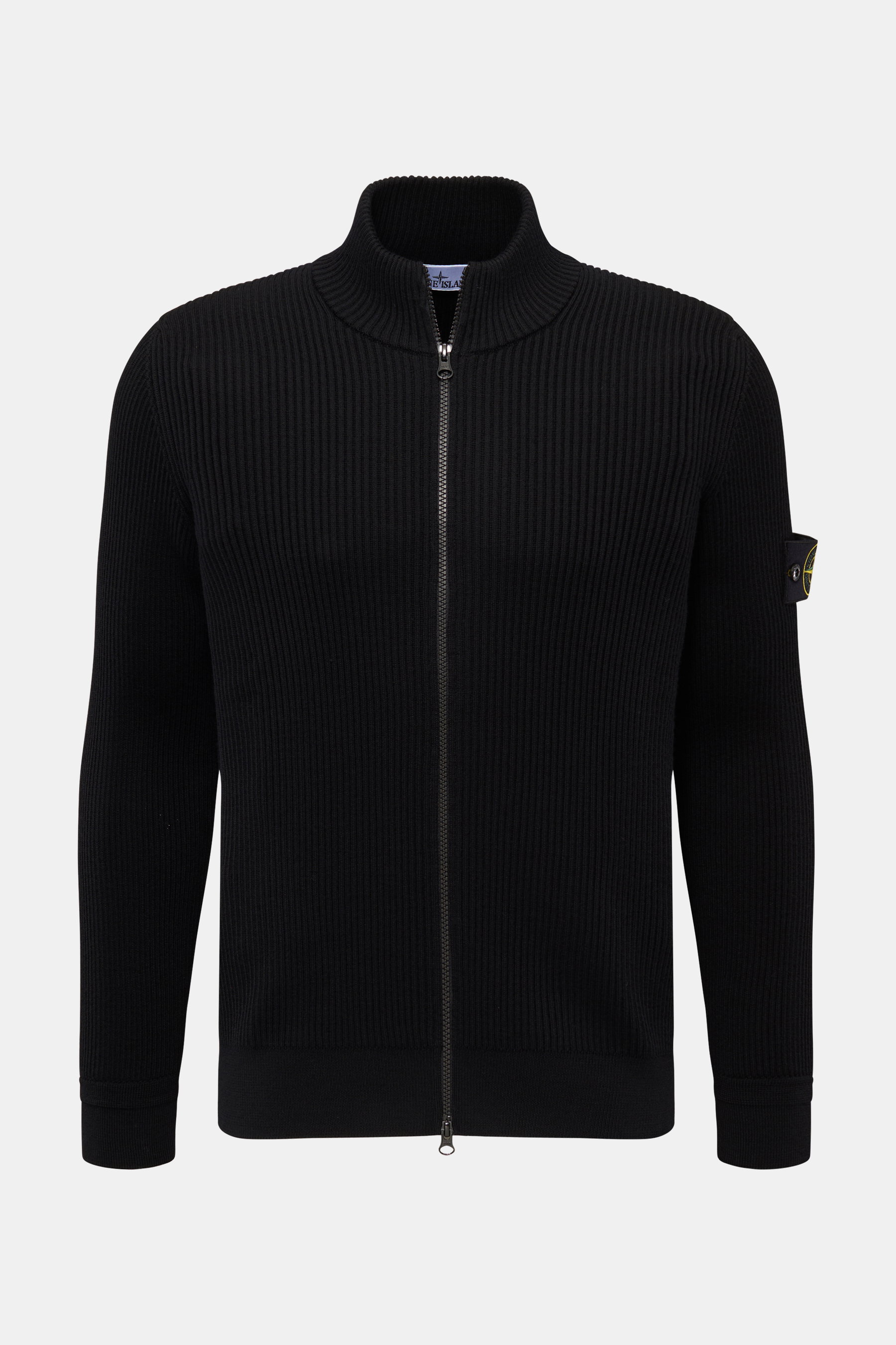 Stone Island Strickjacke schwarz, frontal fotografiert, Patentstrick aus reiner Wolle, weicher Griff, mittelfeines Strickbild, Slim Fit, Zwei-Wege-Reißverschluss, hochschließender Kragen, Kompass-Badge am Oberarm, elastische Rippbündchen.