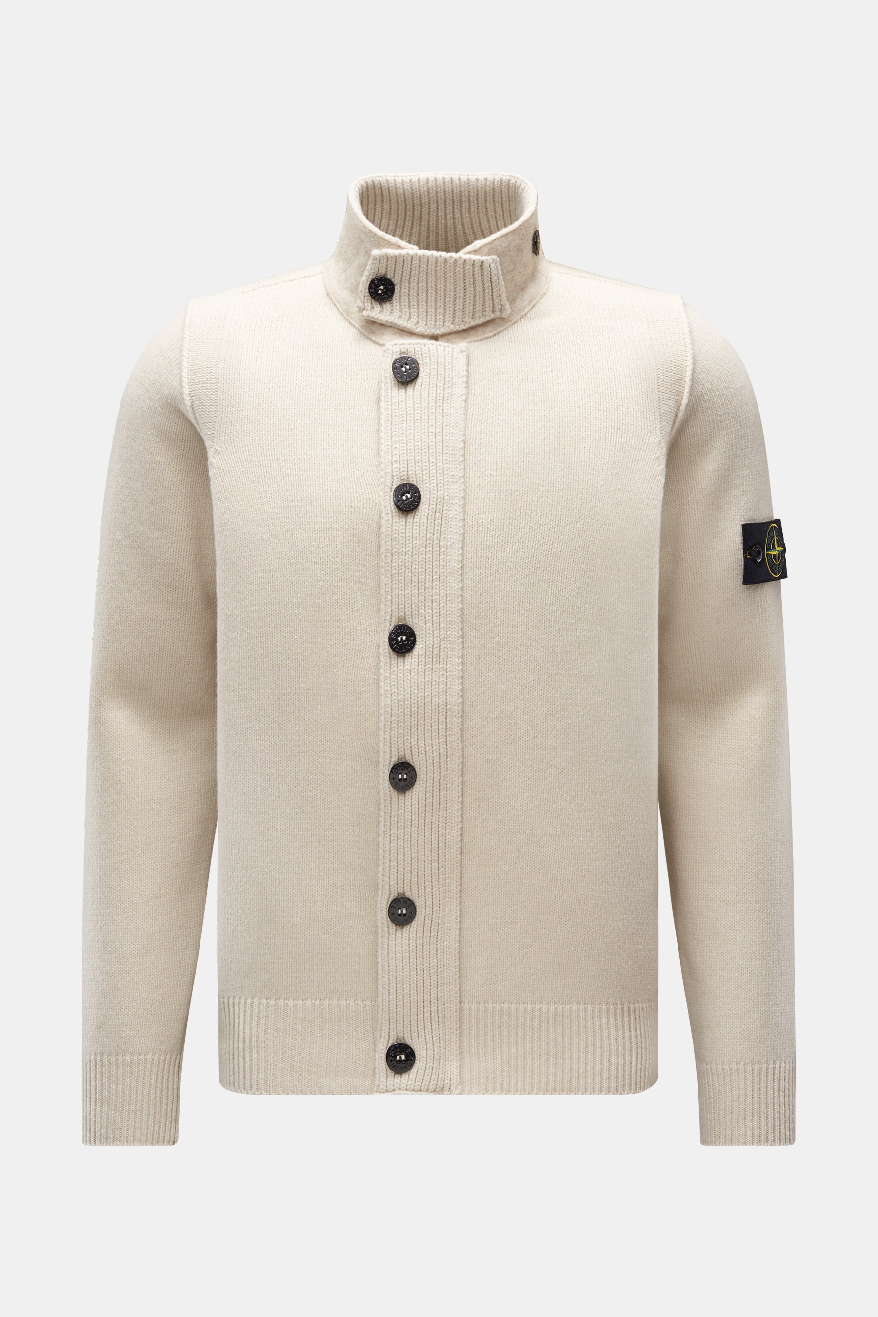 Stone Island Strickjacke 'Lambswool' sand, frontale Ansicht mit Stehkragen, Knopfleiste, Filz-Details, Linksstrick und Kompass-Badge am Ärmel.