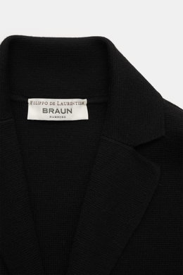 Filippo de Laurentiis Merino Cardigan schwarz, Detailaufnahme von oben, reine Merinowolle, schwere, fein gestrickte Qualität, strukturierter Griff, Slim Fit, Zwei-Knopf-Leiste, Reverskragen, aufgesetzte Fronttaschen.