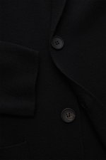 Filippo de Laurentiis Merino Cardigan schwarz in Slim Fit, aus reiner Merinowolle, schwer fein gestrickt, strukturierter Griff, Reverskragen, Zwei-Knopf-Leiste, aufgesetzte Fronttaschen, Detailfoto von vorne oben.