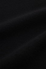 Nahaufnahme des schwarzen Filippo de Laurentiis Merino Cardigan Slim Fit, reine Merinowolle, schwere, fein gestrickte Qualität, strukturierter Griff.
