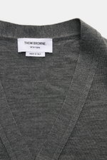 Thom Browne Cardigan dunkelgrau meliert, Detailaufnahme von oben, feiner Strick aus reiner Schurwolle mit Fünf-Knopf-Leiste, weicher Griff, Slim Fit.