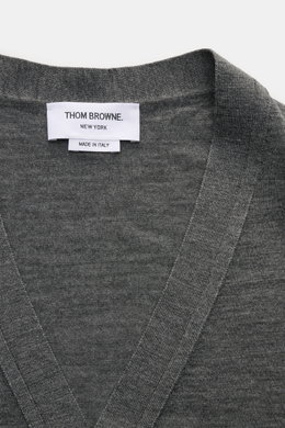Thom Browne Cardigan dunkelgrau meliert, Detailaufnahme von oben, feiner Strick aus reiner Schurwolle mit Fünf-Knopf-Leiste, weicher Griff, Slim Fit.