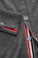 Thom Browne Cardigan dunkelgrau meliert, Nahaufnahme von Fünf-Knopf-Leiste mit Perlmuttknöpfen, Tricolore-Ripsband und Ärmelsaum.