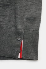Thom Browne Cardigan dunkelgrau meliert, Detailfoto der aufgesetzten Hüfttasche und geknöpften Saumschlitze mit Tricolore-Ripsband, feine Schurwolle, Slim Fit.