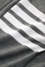 Alt-Tag (124 Zeichen): Nahaufnahme des Thom Browne Cardigan dunkelgrau meliert mit feinem Strickbild und kontrastierenden weißen Streifen.