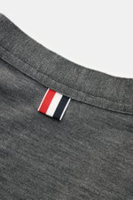 Thom Browne Cardigan dunkelgrau meliert, Detailaufnahme von Rückensaum mit Tricolore-Ripsband, feines Strickbild, reine Schurwolle, Slim Fit.