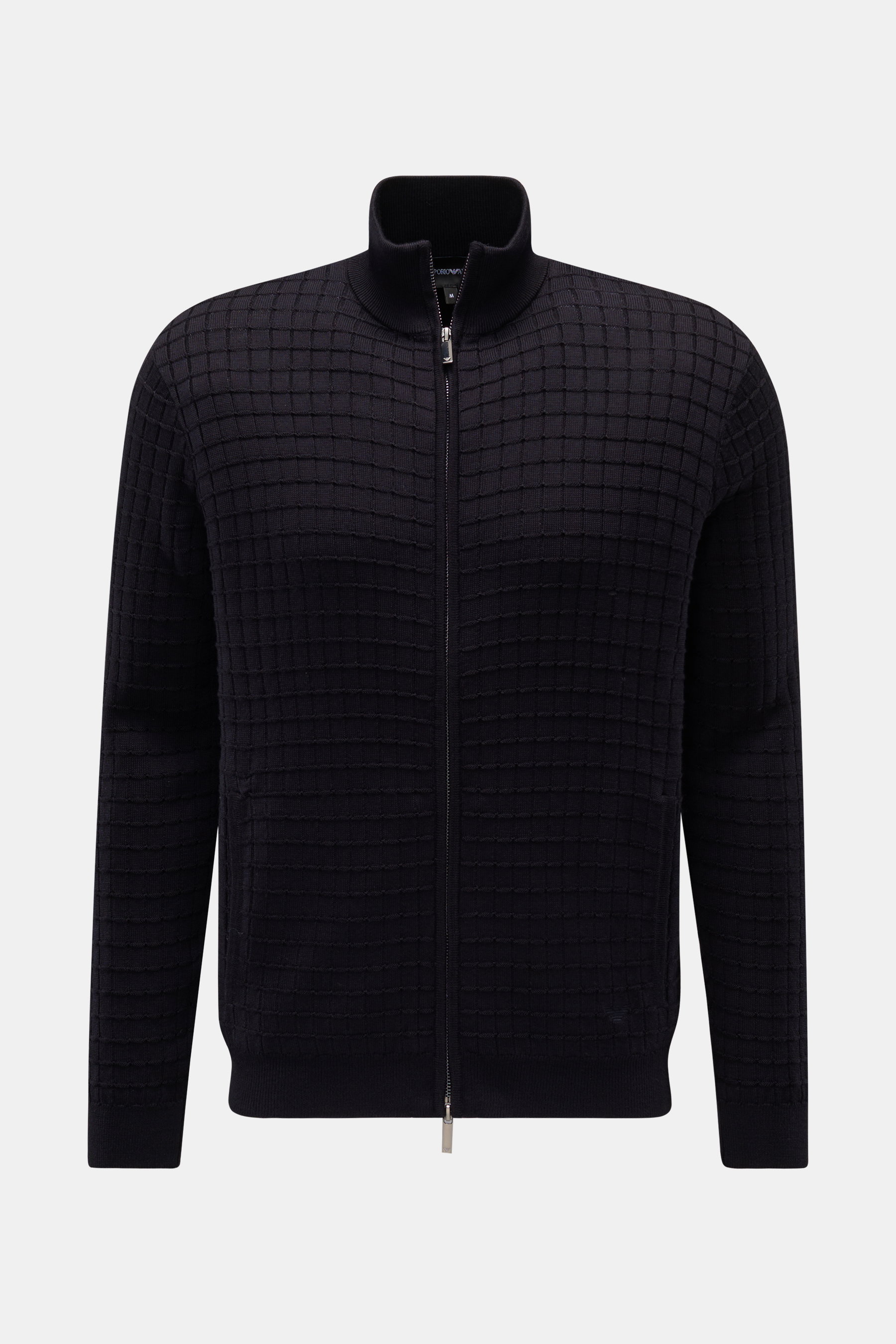 Emporio Armani Strickjacke navy frontal fotografiert, markant strukturiert, verdeckter Reißverschluss, Stehkragen, tonales Logo, weicher Griff.
