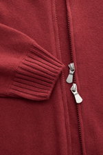 Close-up front view of Gran Sasso Cashmere Strickjacke dunkelrot showing fine knit, soft texture, ribbed cuff, and two-way silver zipper.

<p>Sportives Basic von GRAN SASSO: Diese edle Strickjacke wurde aus anschmiegsamem Cashmere gefertigt und ist die pe