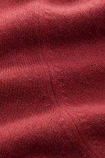 Close-up front view of Gran Sasso Cashmere Strickjacke dunkelrot showing fine knit texture and soft, pure cashmere fabric.

Description: <p>Sportives Basic von GRAN SASSO: Diese edle Strickjacke wurde aus anschmiegsamem Cashmere gefertigt und ist die perf