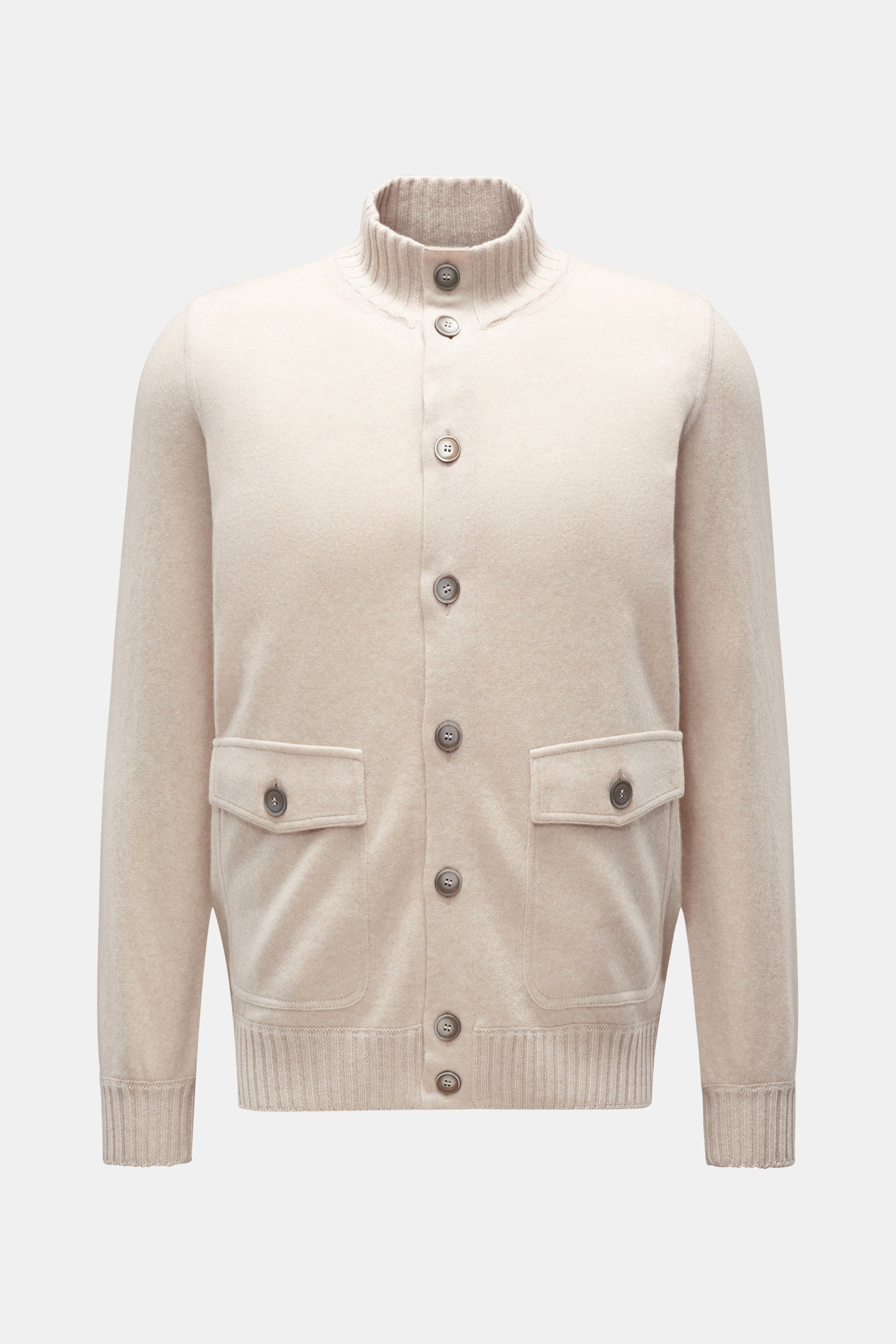 Gran Sasso Cashmere Cardigan sand, frontal fotografiert, Slim Fit, reiner Cashmere, weicher Griff, Stehkragen, Acht-Knopf-Leiste, aufgesetzte Taschen, Rippbündchen.